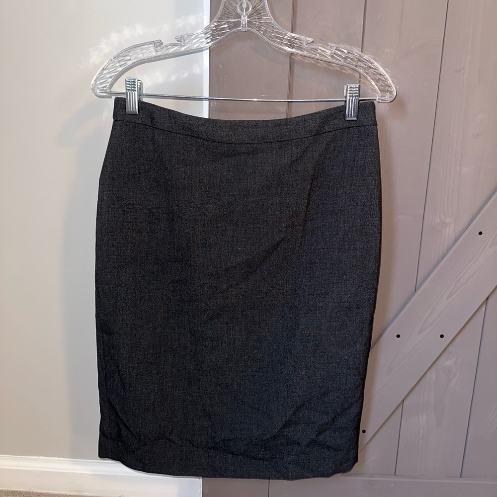 Ann Taylor grey skirt size 4 brand new used once